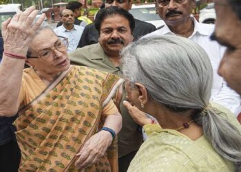 Bachchan-Gandhi family getting closer again? Jaya met Sonia in Parliament premises like this; VIDEO - India TV Hindi