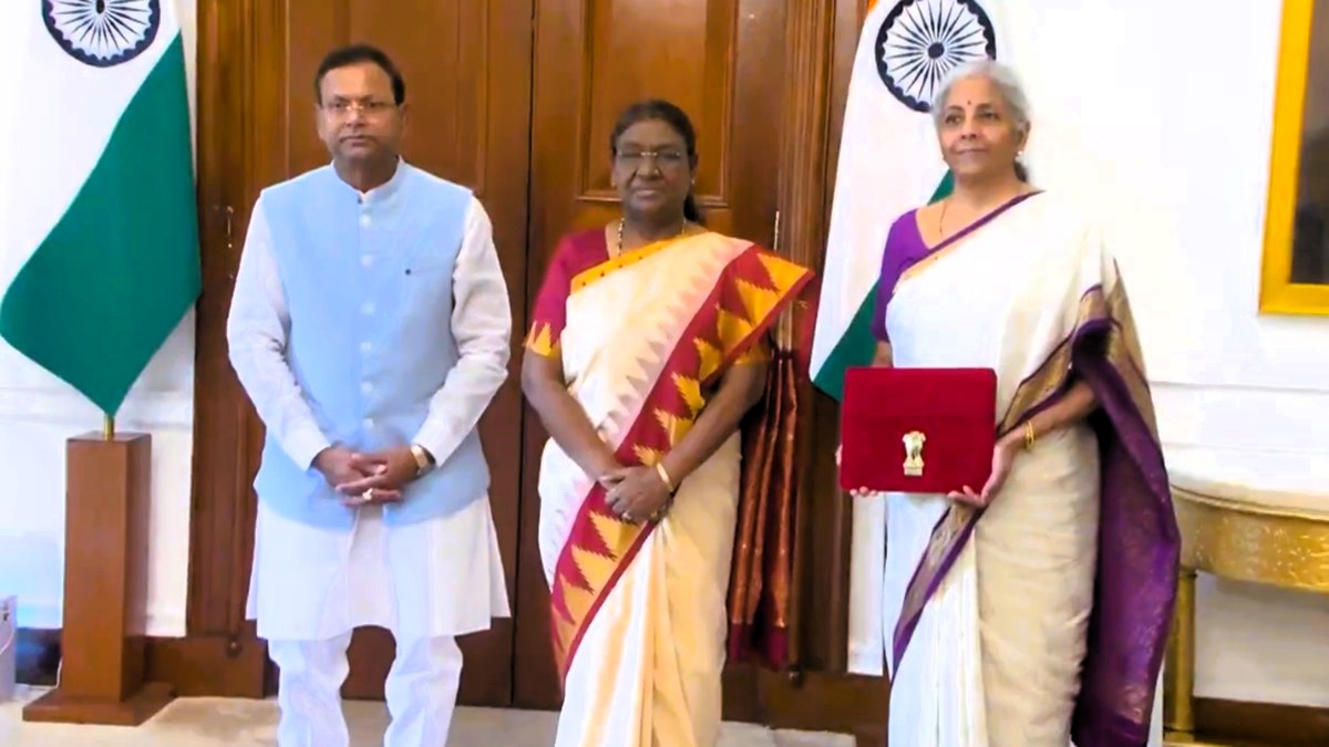 Budget 2024: Nirmala Sitharaman will again present the paperless budget with a tablet in a red pouch - India TV Hindi