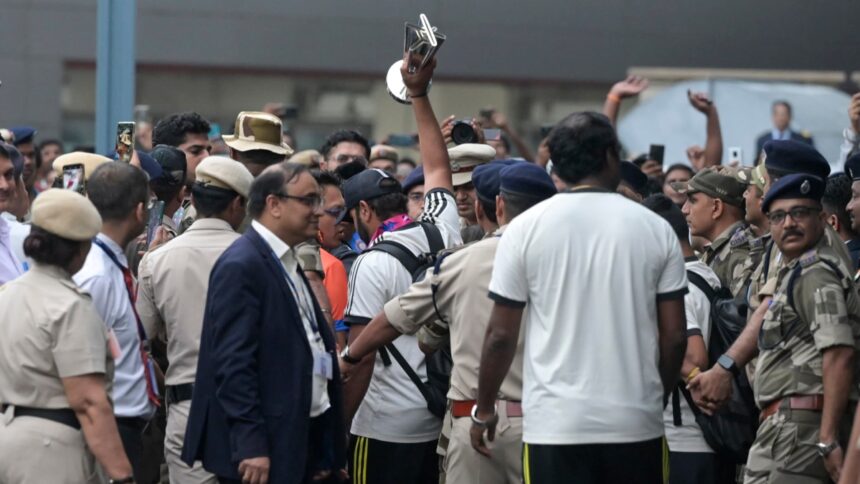 Captain Rohit Sharma came out of the airport with the T20 World Cup trophy in his hand, special VIDEO surfaced - India TV Hindi
