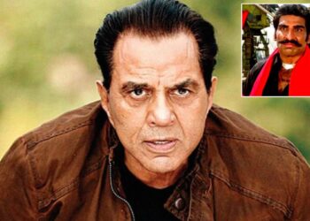 First ignored, then ran and fell on Dharmendra's feet, said- in my eyes... - India TV Hindi