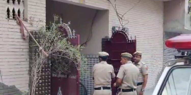 Gurugram Crime News Robbery in broad daylight in Gurugram, miscreant entered the house, broke the head of the mother in front of the son