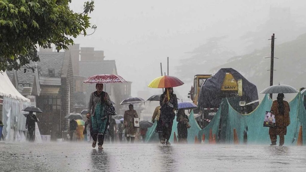 Heavy rain in Himachal, 15 roads closed, IMD issues 'yellow' alert till July 28 - India TV Hindi