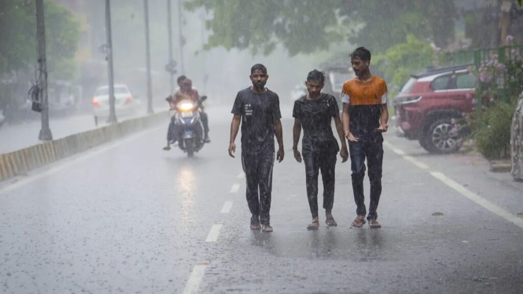 Heavy rain warning in many states on August 1, landslide alert in Uttarakhand - India TV Hindi