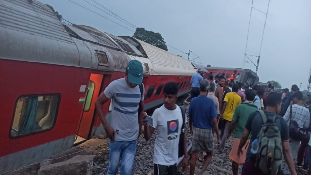 Howrah-Mumbai Mail Derailed: Several coaches of Howrah-Mumbai Mail derailed in Jharkhand, 6 passengers injured in the accident, Howrah Mumbai Mail Derailed in Jharkhand 6 passengers injured