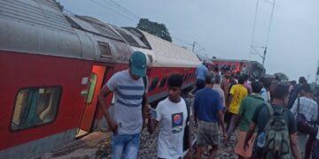 Howrah-Mumbai Mail Derailed: Several coaches of Howrah-Mumbai Mail derailed in Jharkhand, 6 passengers injured in the accident, Howrah Mumbai Mail Derailed in Jharkhand 6 passengers injured