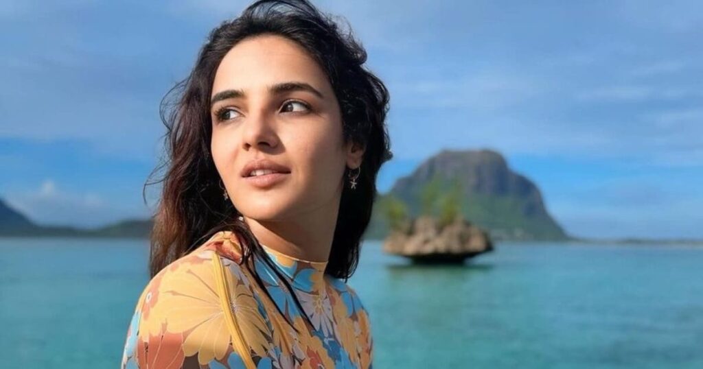 Jasmin Bhasin Video: As soon as her eyes got better, Jasmin Bhasin returned to the set, is shooting with this hero