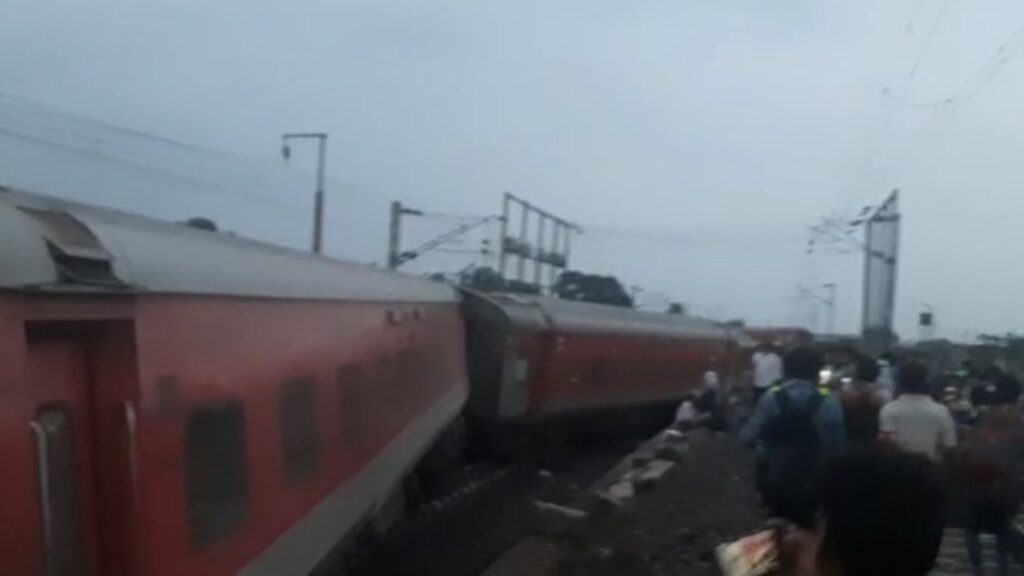 Jharkhand rail accident: Howrah-Mumbai Mail Express derailed, helpline numbers issued - India TV Hindi