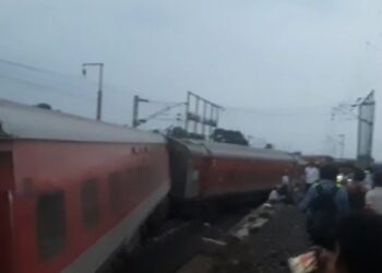 Jharkhand rail accident: Howrah-Mumbai Mail Express derailed, helpline numbers issued - India TV Hindi