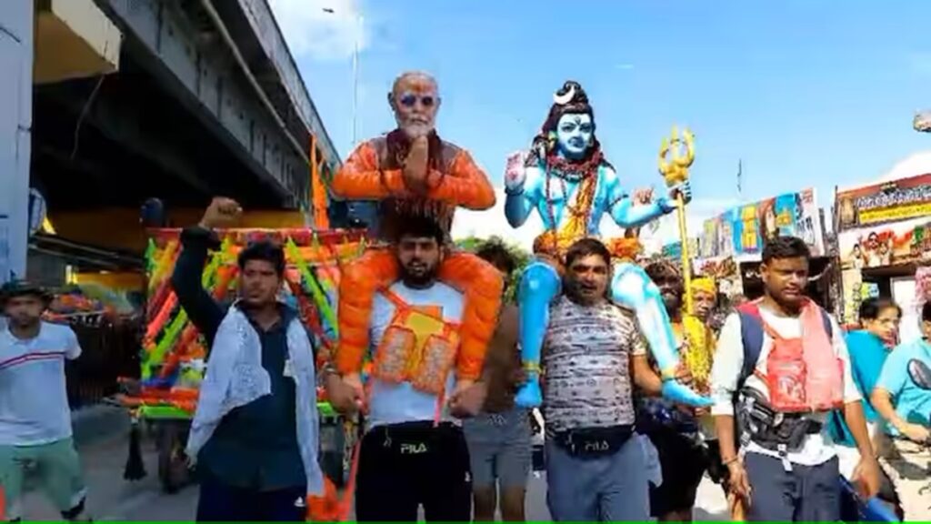 Kanwariya reached Haridwar from Baghpat carrying PM Modi's statue on his shoulder, see photos - India TV Hindi