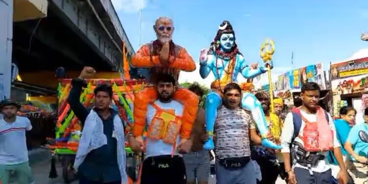 Kanwariya reached Haridwar from Baghpat carrying PM Modi's statue on his shoulder, see photos - India TV Hindi