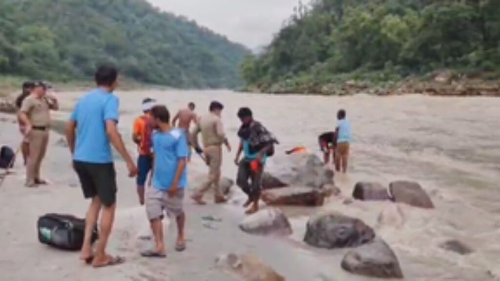 Kanwariyas were collecting Ganga water by risking their lives, police chased them away as soon as they got information - India TV Hindi