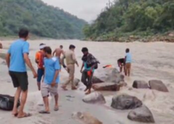 Kanwariyas were collecting Ganga water by risking their lives, police chased them away as soon as they got information - India TV Hindi