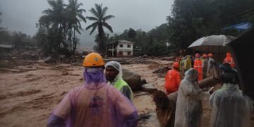 Major accident in Wayanad, 400 families trapped in landslides at several places, 11 dead - India TV Hindi