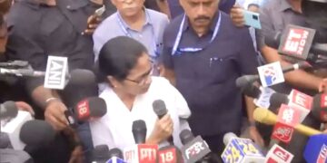 Mamata Banerjee walks out of Niti Aayog meeting, accuses central government of discrimination - India TV Hindi
