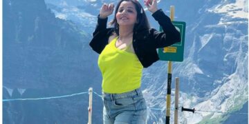 Monalisa's glamorous style seen amidst snowy valleys, pictures are going viral - India TV Hindi