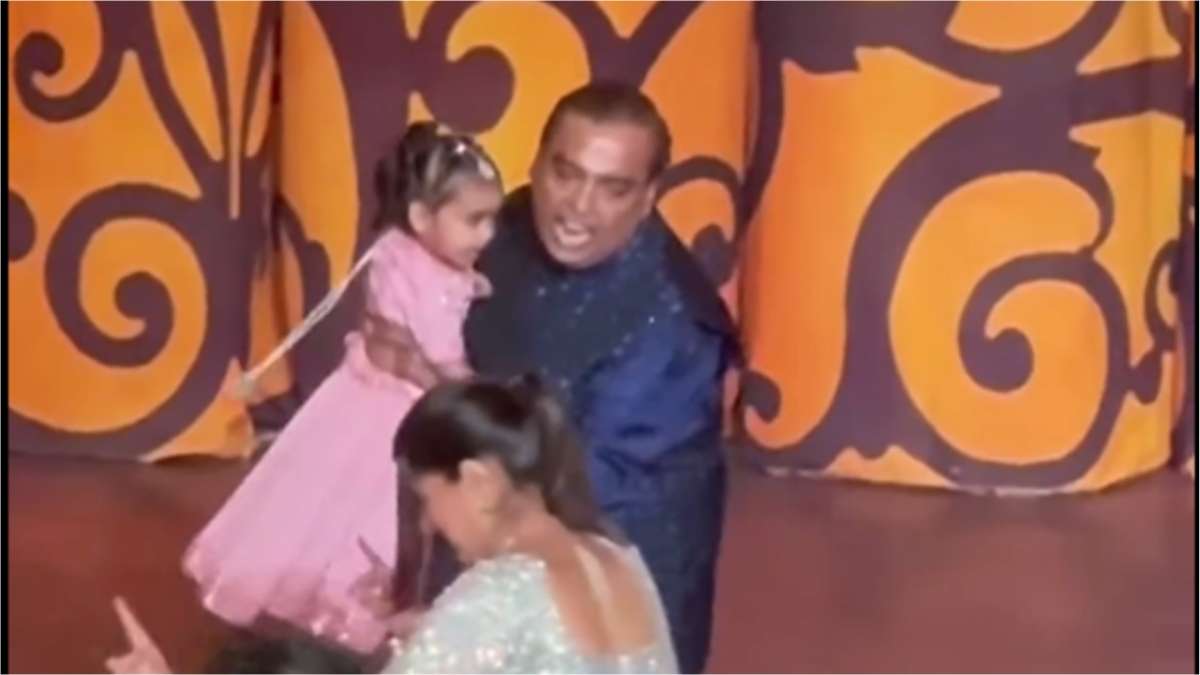 Mukesh Ambani became a child with his granddaughter, seen playing by throwing her in the air - India TV Hindi