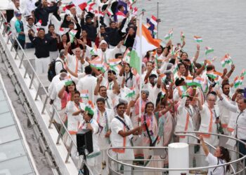 Olympics 2024 Opening Ceremony: Indian team's boat enters the parade of nations, all athletes wave the tricolor - India TV Hindi