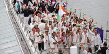 Olympics 2024 Opening Ceremony: Indian team's boat enters the parade of nations, all athletes wave the tricolor - India TV Hindi