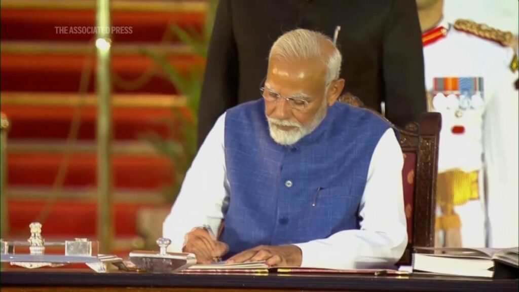 PM Modi congratulates Christopher Luxon on becoming New Zealand's Prime Minister again - India TV Hindi