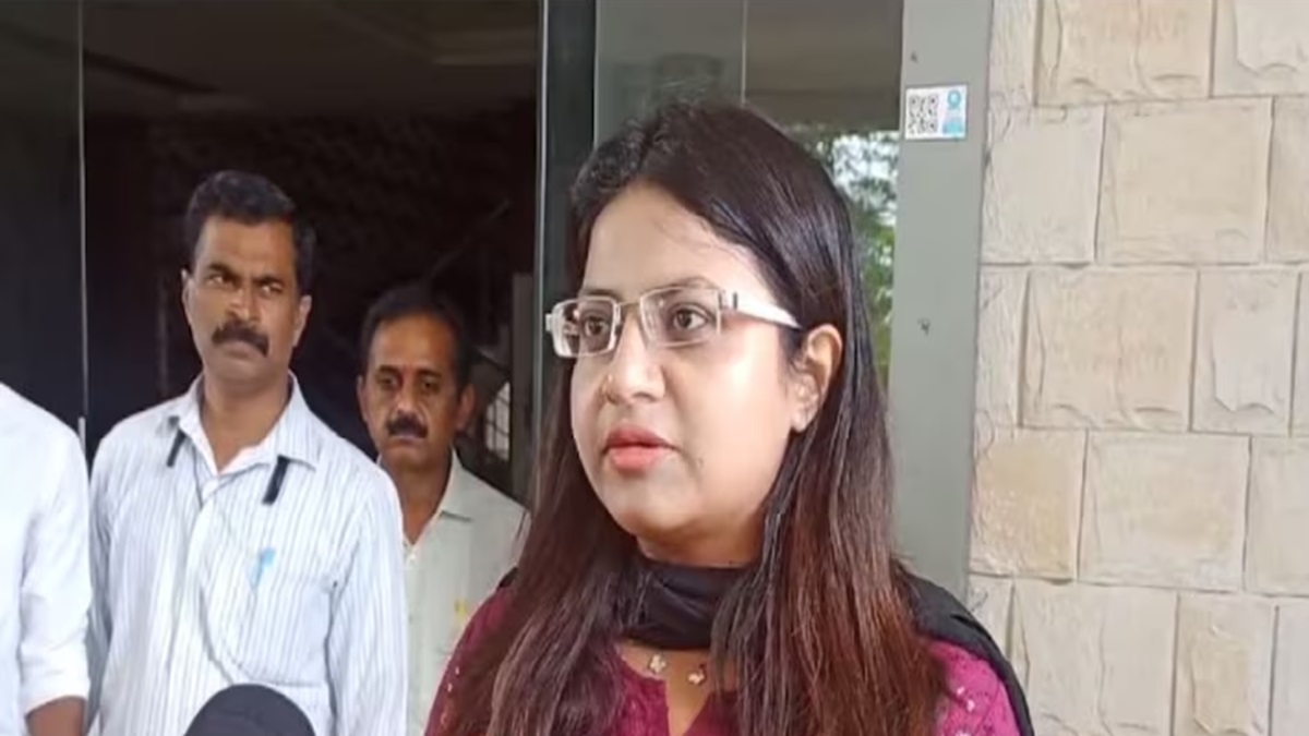 Reaction of Trainee IAS Pooja Khedkar After FIR: Pooja Khedkar reacted after FIR was filed, engineering company related to trainee IAS's mother sealed