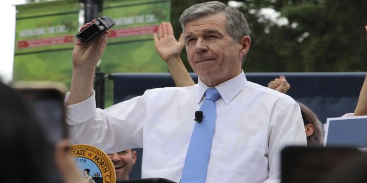 Roy Cooper will not become Harris's vice-presidential candidate, know the reason - India TV Hindi