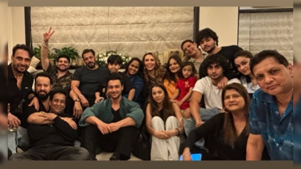 Salman Khan's family came together to celebrate this special person's birthday, family photo goes viral - India TV Hindi