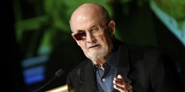 Salman Rushdie supports Kamala Harris, says 'I am a Mumbai boy and...' - India TV Hindi