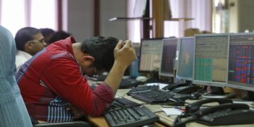 Stock market gets a shock, Sensex opened down by 540 points, Nifty also fell heavily - India TV Hindi