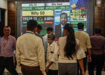 Stock market investors are losing Rs 60,000 crore every year, know what mistake they are making - India TV Hindi
