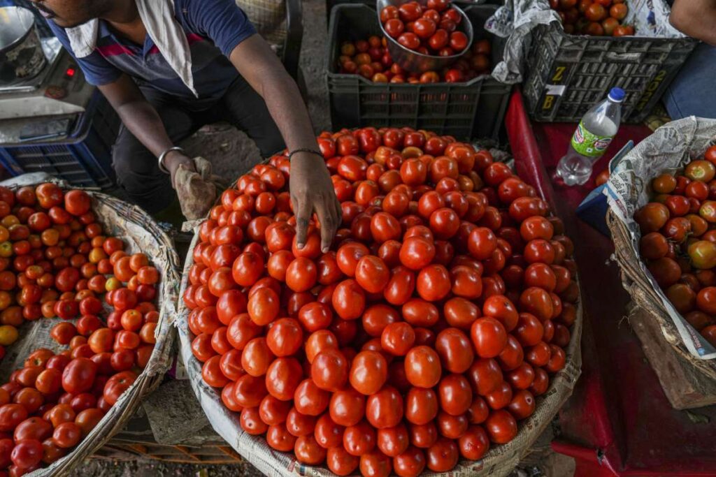 Tomatoes will be available cheaply at these places in Delhi-NCR, you can buy them at Rs 60 per kg from Monday - India TV Hindi