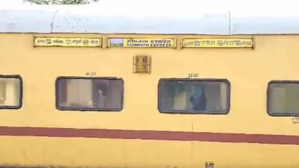 Train going from Jammu to Ahmedabad stopped after bomb alert: There was a stir due to information of bomb in the train going from Jammu to Ahmedabad, the train was stopped at Kasu Begu railway station and search was started