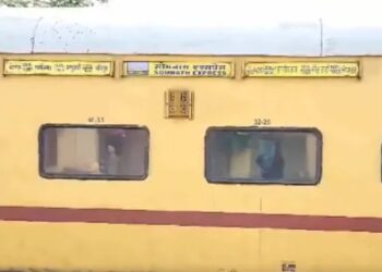 Train going from Jammu to Ahmedabad stopped after bomb alert: There was a stir due to information of bomb in the train going from Jammu to Ahmedabad, the train was stopped at Kasu Begu railway station and search was started