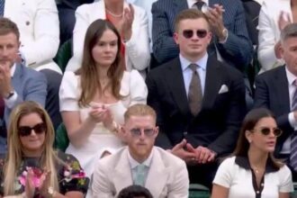VIDEO: The 'God' of cricket reached London to enjoy tennis with his wife