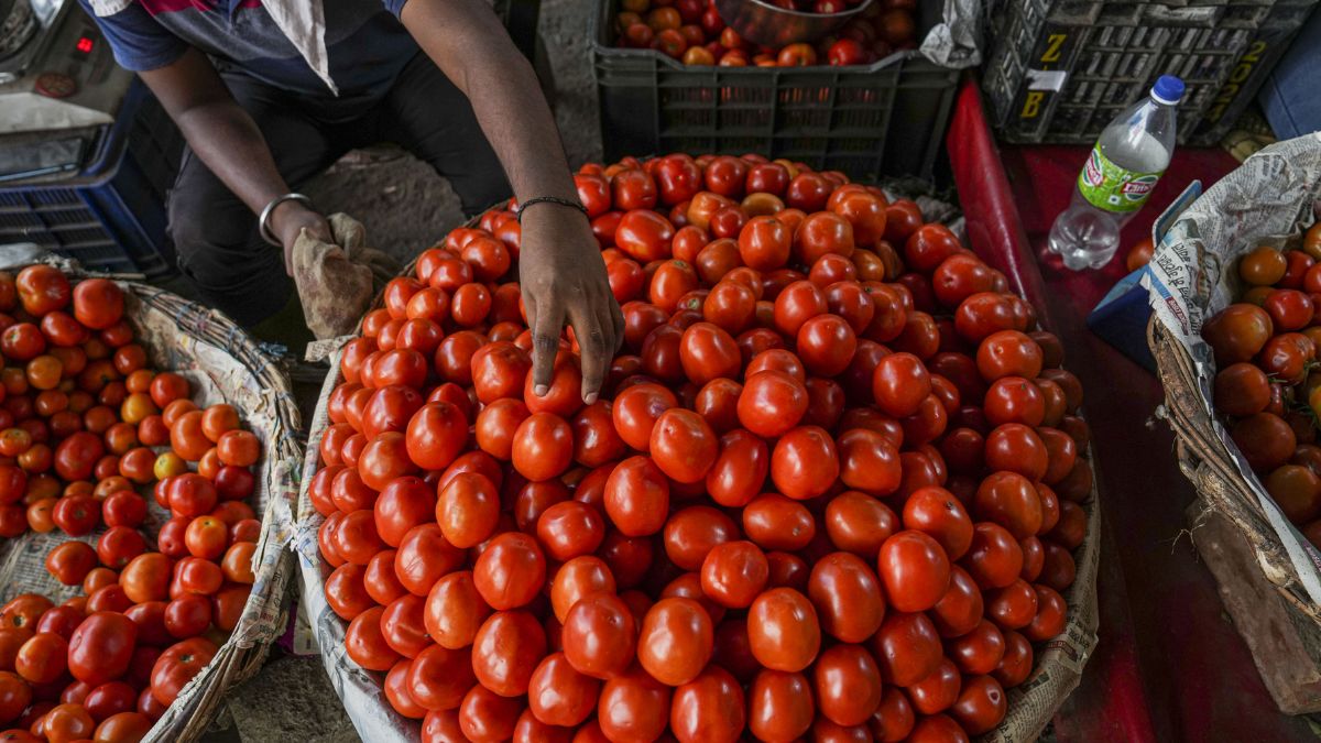 Vegetable prices have spoiled the kitchen budget, tomato price has reached Rs 100 per kg, potato, onion, beans prices have also increased - India TV Hindi