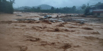Wayanad landslide: 60 people dead so far, hundreds stranded, helpline numbers released - India TV Hindi