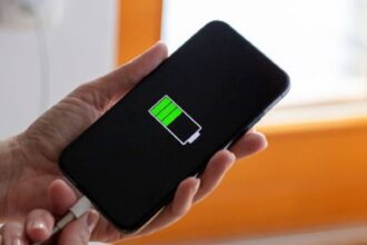 What is the 80:20 rule for charging a smartphone? If you know this, your phone and battery life will increase - India TV Hindi