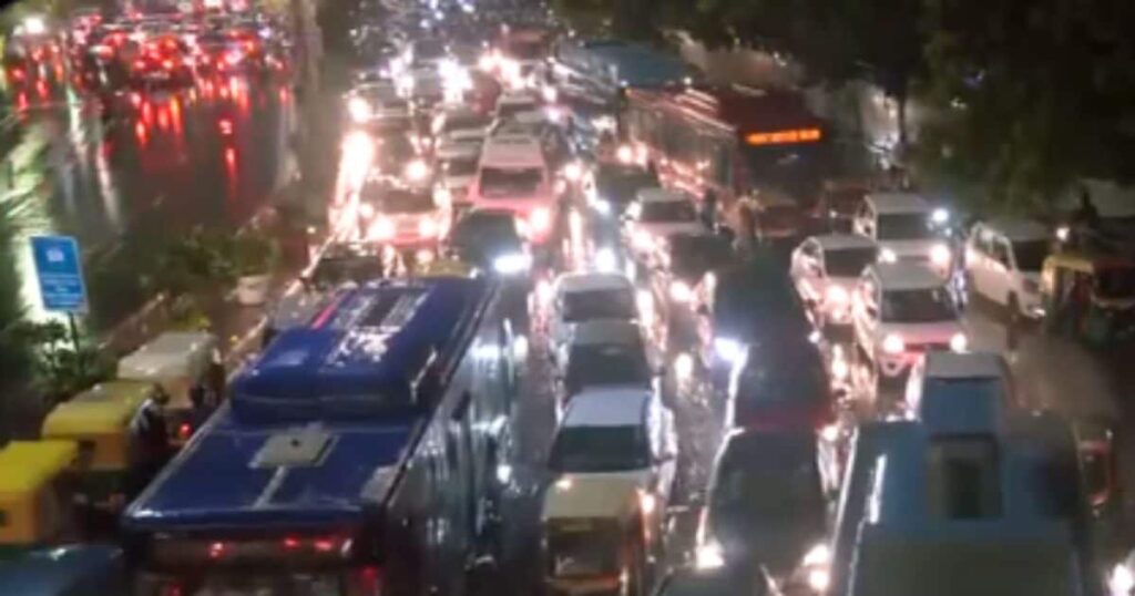 Delhi Rain Live Updates: Delhi-NCR is in trouble due to rain, roads jammed at midnight, schools will remain closed today