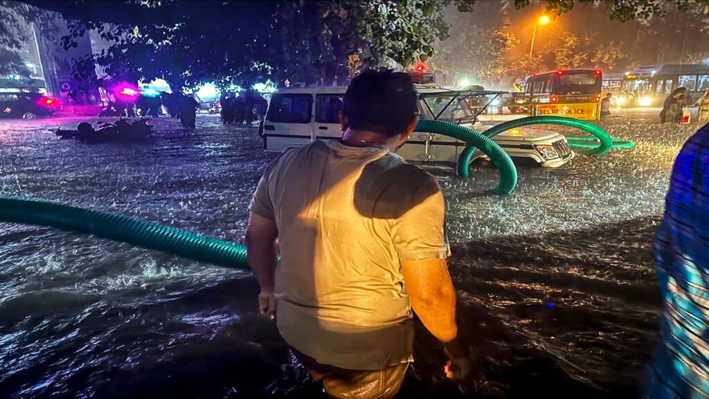 Delhi Rains: 10 flights landing at Delhi airport diverted due to heavy rain - India TV Hindi