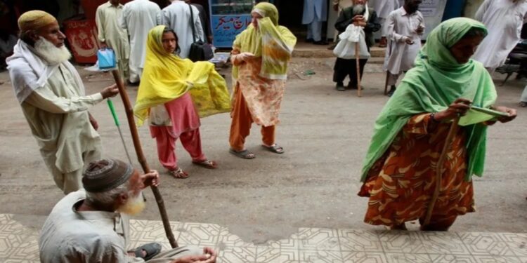 Pakistan is a country of beggars! Lakhs of rupees and more were found in a beggar's pocket here - India TV Hindi