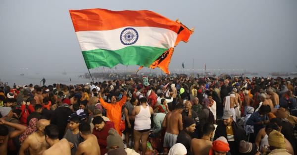 Maha Kumbh 2025: Crowd of faith and enthusiasm seen in the very first bath, devotees were mesmerized after seeing the divinity of Maha Kumbh.
