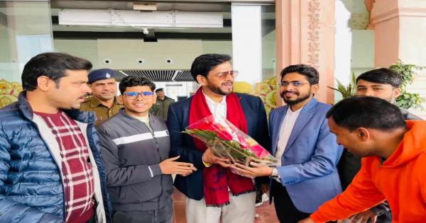 Ayodhya News: MP and actor Ravikishan reached Ramnagari, said - opposition leaders should also come to Mahakumbh
