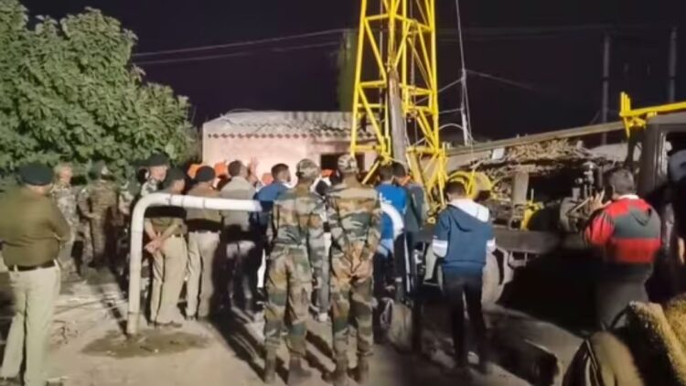 18 year old girl pulled out of borewell after 34 hours in Kandherai, Kutch - India TV Hindi