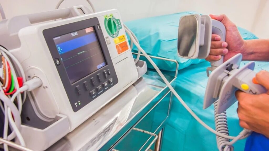 8 year old girl dies of cardiac arrest in school, collapses after chest pain - India TV Hindi