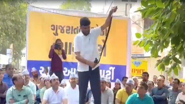 AAP leader Gopal Italia started beating himself with a belt while giving a speech, VIDEO goes viral - India TV Hindi