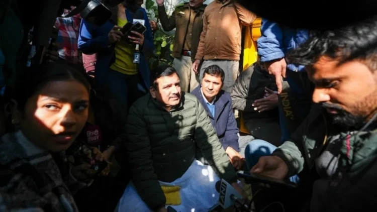 AAP leaders reached CM residence in Delhi, stopped by police, sat on dharna outside