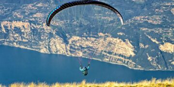 Accident during paragliding in Goa, female tourist and pilot died - India TV Hindi