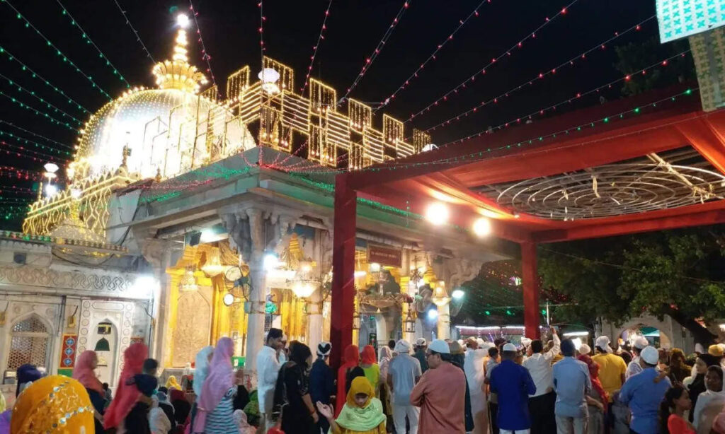 Ajmer Sharif Dargah situated on the Aravalli hills in Rajasthan is no less than a paradise, know its history in the video.