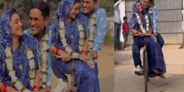 Akshara Singh sitting on the way on the way on Nirhua's bicycle, video viral on the way, video viral
