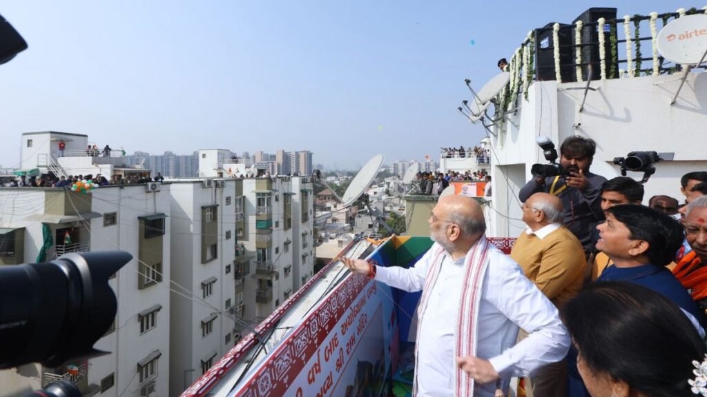 Amit Shah did kite flying in Ahmedabad, CM was also present; Enjoyed a lot - India TV Hindi