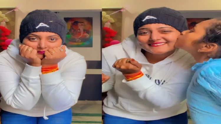 Anjana Singh and her daughter Aditi having fun in winter, showing the love of mother and daughter